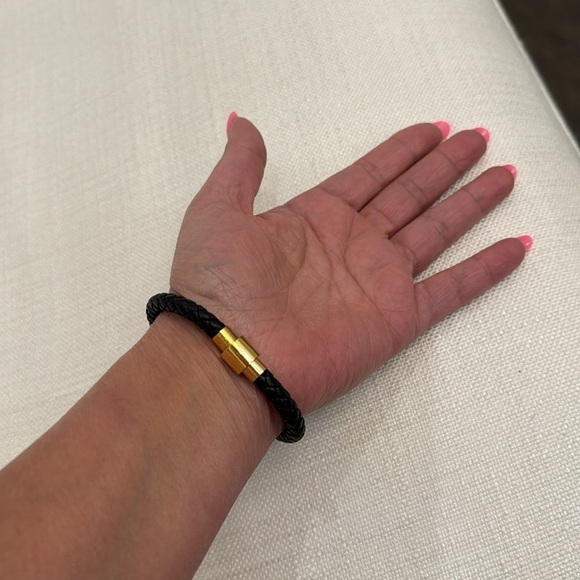 NWOT BREADED REAL LEATHER NAIL UNISEX - Picture 17 of 17